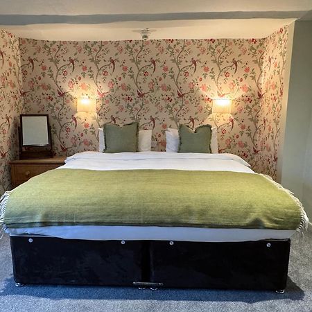 Отель Neeld Arms Grittleton Экстерьер фото