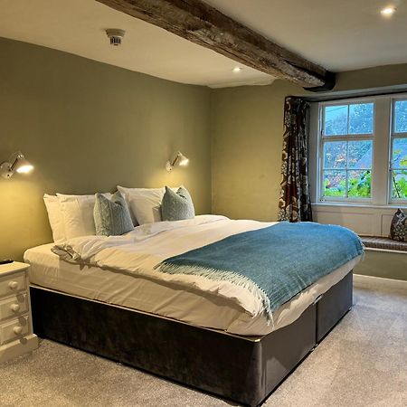 Отель Neeld Arms Grittleton Экстерьер фото