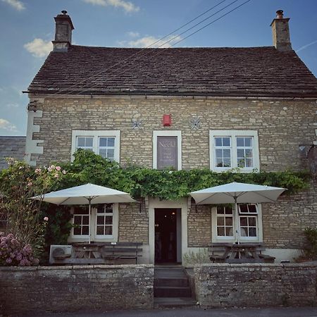 Отель Neeld Arms Grittleton Экстерьер фото