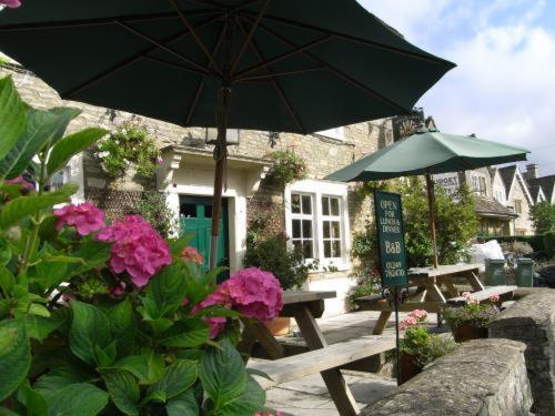 Отель Neeld Arms Grittleton Экстерьер фото