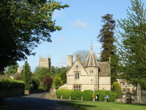 Отель Neeld Arms Grittleton Экстерьер фото