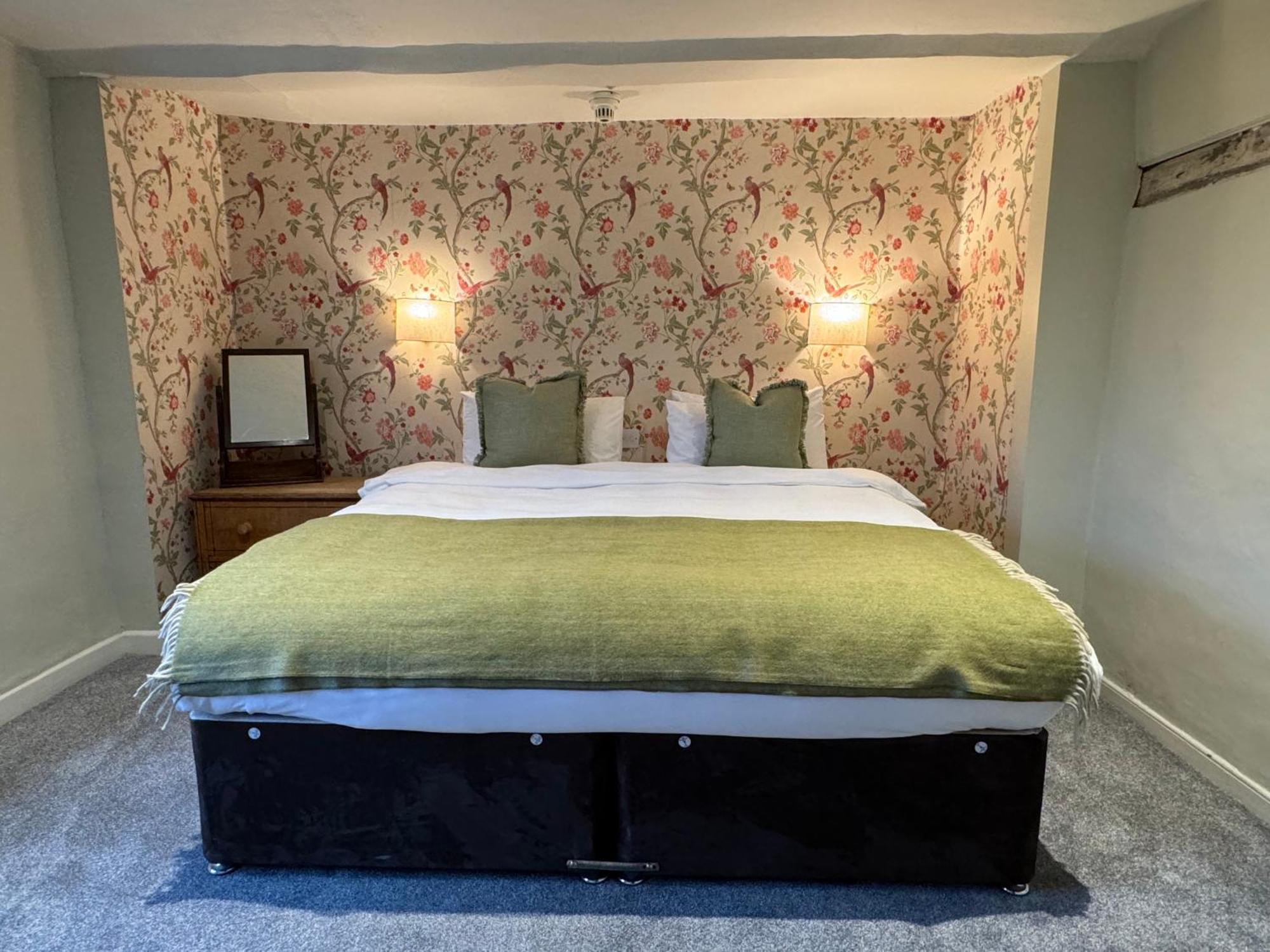 Отель Neeld Arms Grittleton Экстерьер фото
