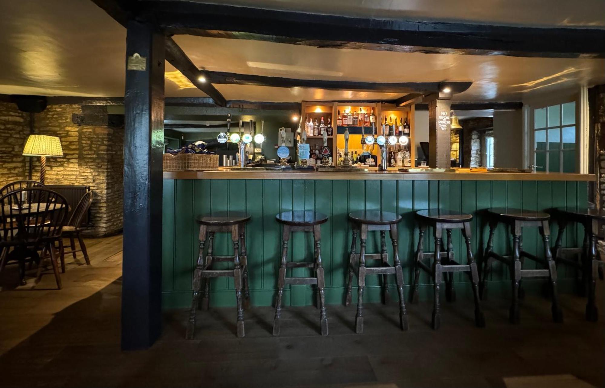 Отель Neeld Arms Grittleton Экстерьер фото