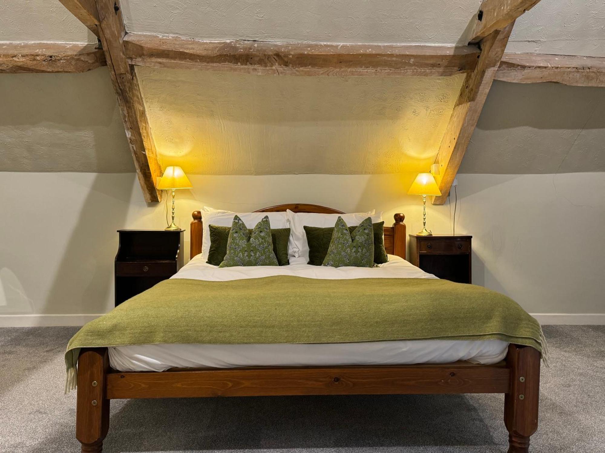 Отель Neeld Arms Grittleton Экстерьер фото