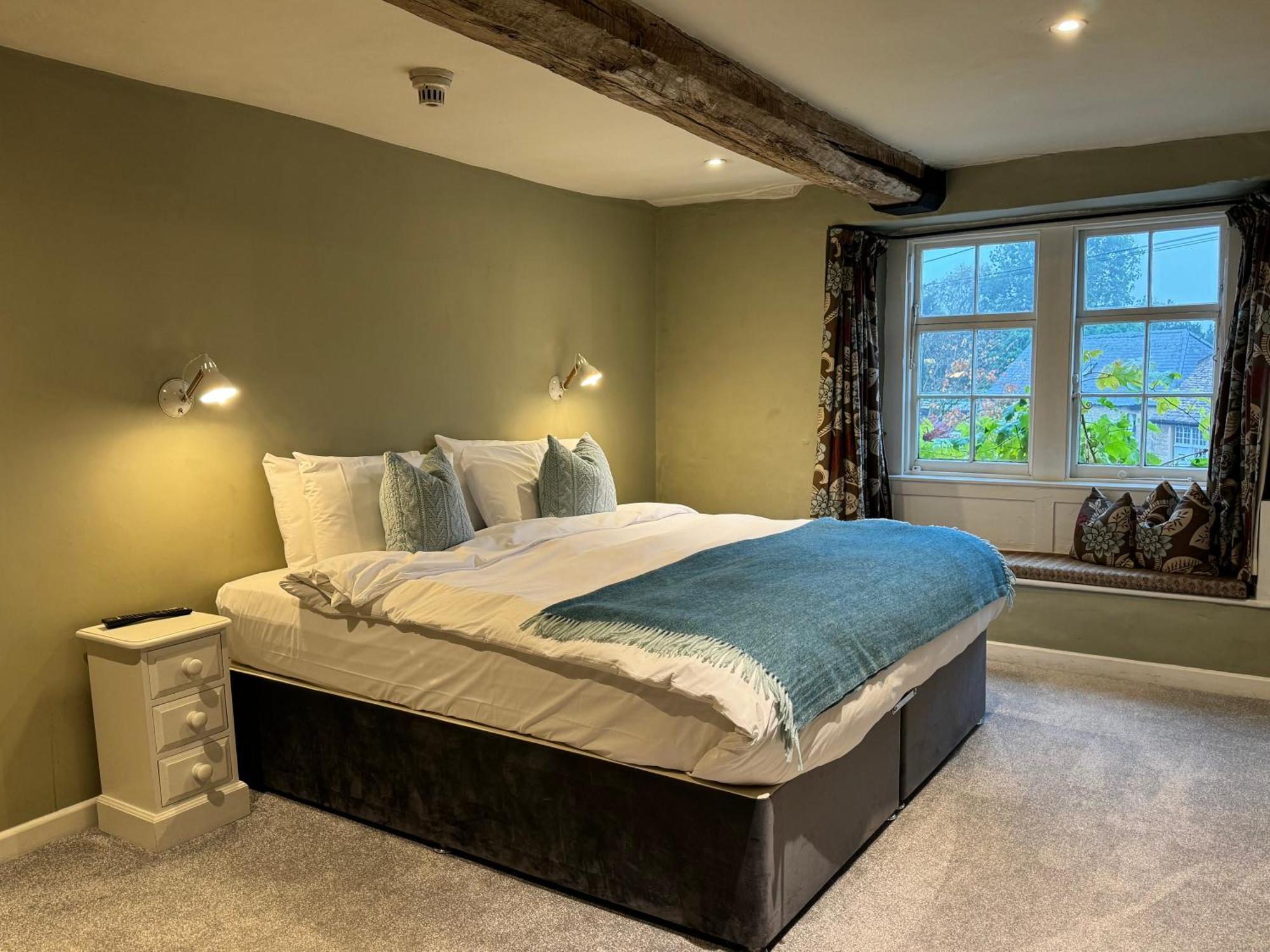 Отель Neeld Arms Grittleton Экстерьер фото