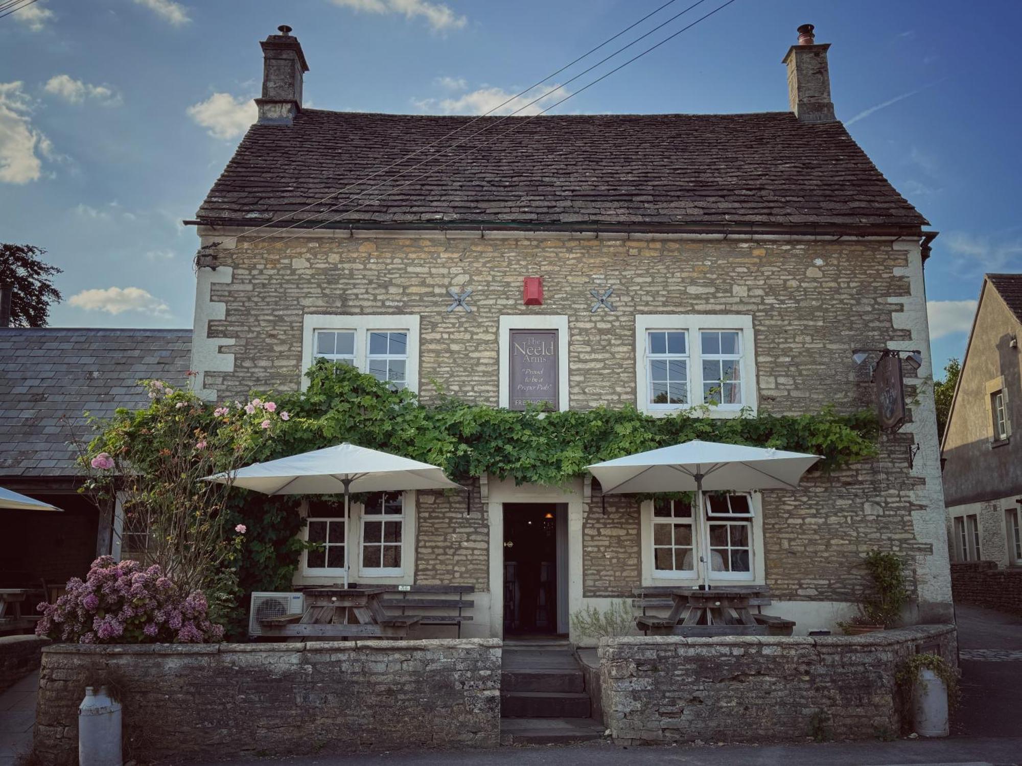 Отель Neeld Arms Grittleton Экстерьер фото