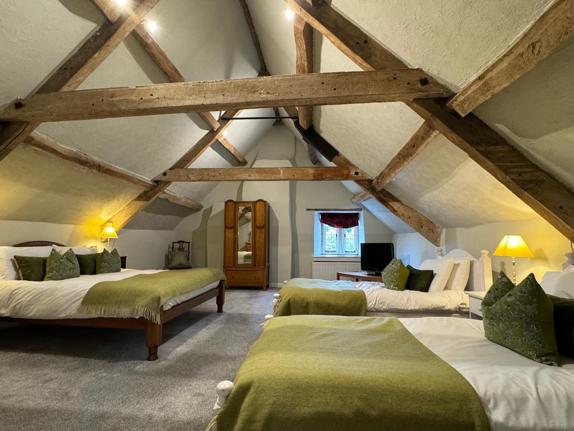 Отель Neeld Arms Grittleton Экстерьер фото