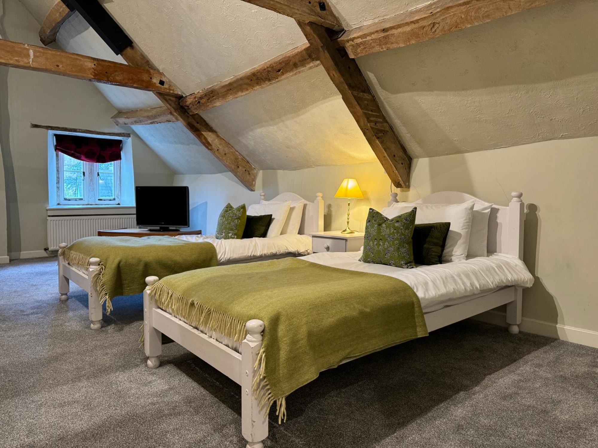 Отель Neeld Arms Grittleton Экстерьер фото