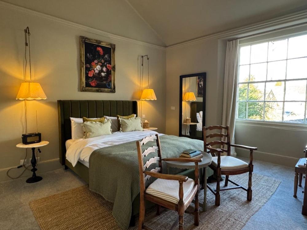 Отель Neeld Arms Grittleton Экстерьер фото