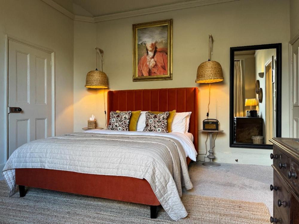 Отель Neeld Arms Grittleton Экстерьер фото