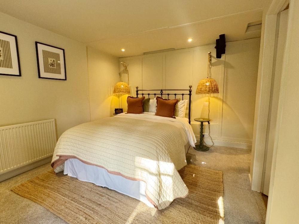 Отель Neeld Arms Grittleton Экстерьер фото