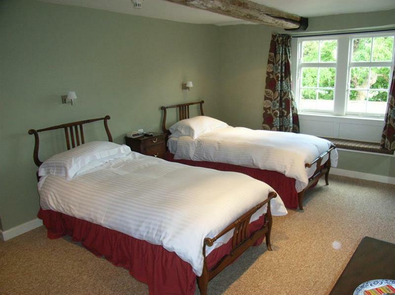 Отель Neeld Arms Grittleton Экстерьер фото